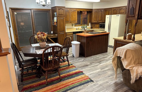Grand Island House | Great House-Walk to Fonner Park