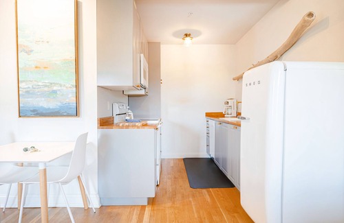 New Castle Apartment | Great Island Inn - King Studio Apartment - Garden View