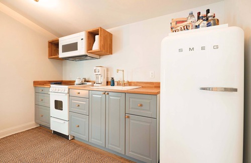 New Castle Apartment | Great Island Inn - Queen Studio Apt - River View