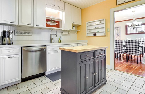 La Salle House | Great Lake Erie Getaway w/Hot Tub & Private Beach