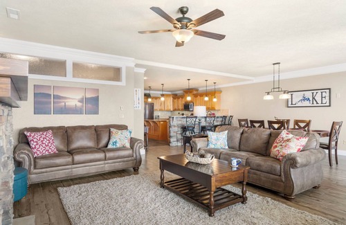 Indian Point Condo | Great Lake Views in Spacious Luxury Condo at Treehouse 1402! Free Tickets to Branson Attractions!