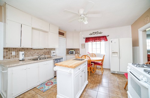 Manteno Cottage | Great Lakefront Home
