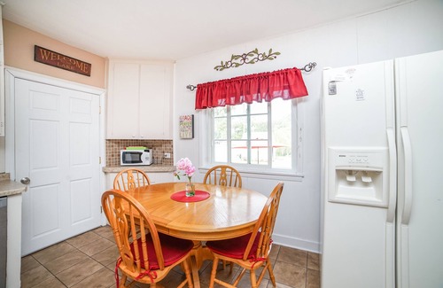 Manteno Cottage | Great Lakefront Home
