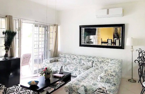 Hastings Apartment | Great Location opposite Beach, Boardwalk, Restaurants, Bars, Art Splash Cafe & Shopping