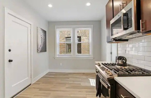 Kenwood Apartment | Great Location! 15 Min from DT -Historic Hyde Park