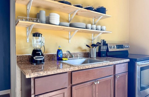 Mount Oliver Apartment | Great Location, 8 Beds (Sleeps 10) w/Parking