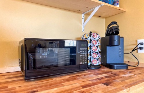 Mount Oliver Apartment | Great Location, 8 Beds (Sleeps 10) w/Parking