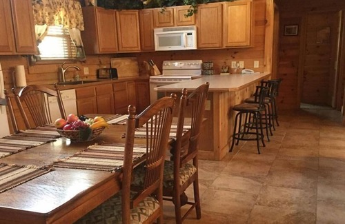 Ridgedale Cabin | GREAT LOCATION close to Branson & Big Cedar w/fireplace & hottub