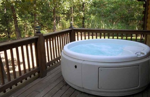 Ridgedale Cabin | GREAT LOCATION close to Branson & Big Cedar w/fireplace & hottub