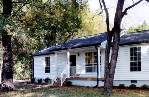 Talbot's Corner House | Great Location .Cute Cottage in Hip East Nashville