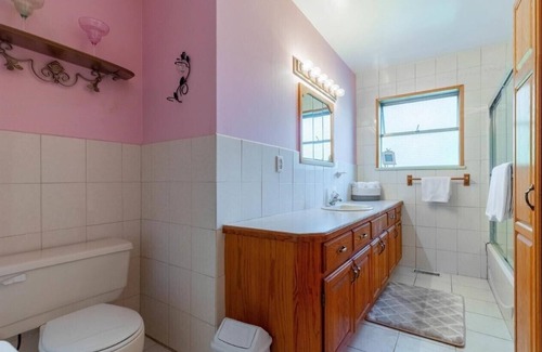 Guildford House | Great Location, Family Room for 6 Near Guildford Town Center, Surrey!