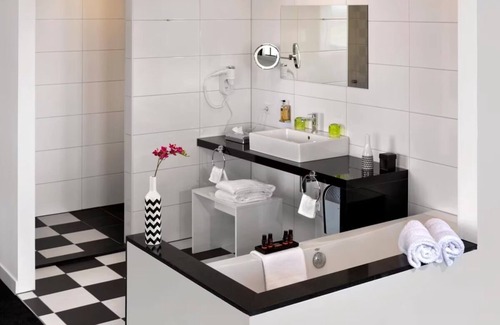 Zestienhoven Hotel | Great Location for Flyers – Walk to the Airport, Relax in Style! Onsite Dining