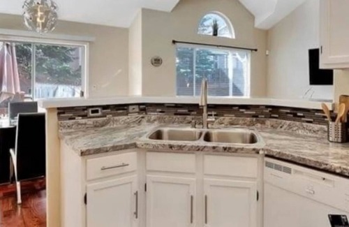 Aurora House | Great location for your Aurora visit