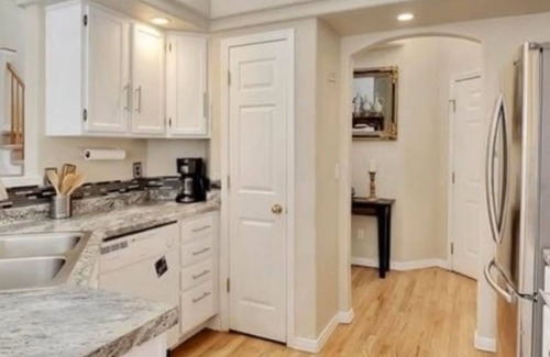 Aurora House | Great location for your Aurora visit