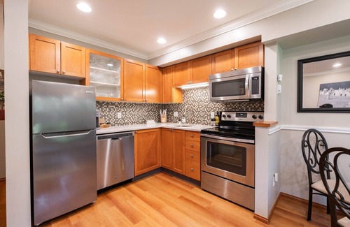 Village North Condo | Great location | Hot tub, pool & sauna | BBQ | AC