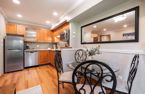 Village North Condo | Great location | Hot tub, pool & sauna | BBQ | AC