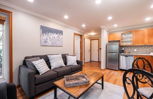 Village North Condo | Great location | Hot tub, pool & sauna | BBQ | AC