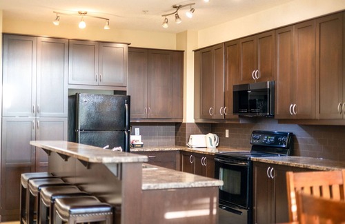 East Kootenay Condo | Great Location l AC | Mountain Views