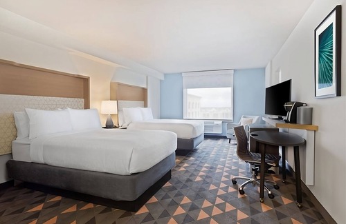 Florida Center Hotel | Great Location Near Top Attraction in Orlando! 2 Relaxing Rooms, Outdoor Pool