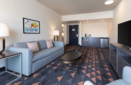 Florida Center Hotel | Great Location Near Top Attraction in Orlando! 2 Relaxing Rooms, Outdoor Pool