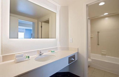 Florida Center Hotel | Great Location Near Top Attraction in Orlando! 2 Relaxing Rooms, Outdoor Pool