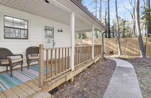 Matthews House | Great Location | Newly Renovated Home in Matthews | 3 BR Dog Friendly | Parking