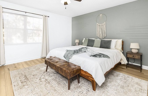 Matthews House | Great Location | Newly Renovated Home in Matthews | 3 BR Dog Friendly | Parking