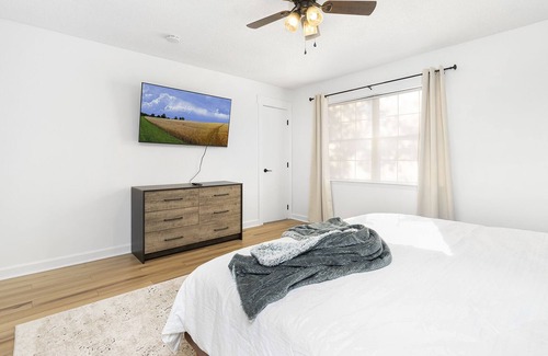 Matthews House | Great Location | Newly Renovated Home in Matthews | 3 BR Dog Friendly | Parking