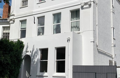 Cheltenham Apartment | Great location - Perfect for Racecourse and town. Walking distance to both.