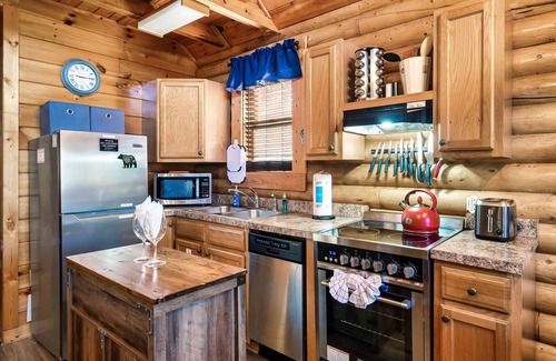 Pigeon Forge Cabin | Great Location! Private Hot Tub No Scary Roads