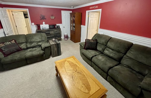 Forest Apartment | GREAT LOCATION! Private and roomy 1 bdrm, bath & den