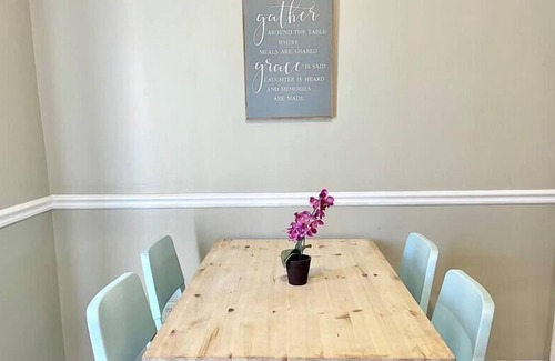 Acton House | Great Location! Sleeps 9, 15 min to Downtown!