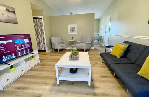 Acton House | Great Location! Sleeps 9, 15 min to Downtown!