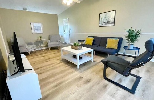 Acton House | Great Location! Sleeps 9, 15 min to Downtown!