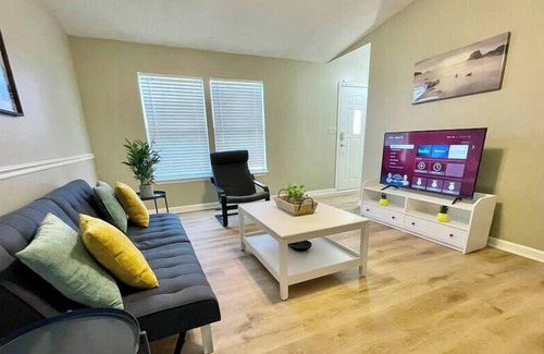 Acton House | Great Location! Sleeps 9, 15 min to Downtown!