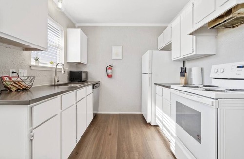 Central Arlington Apartment | Great Location! Walk to AT&T stadium. Spacious with luxe beds