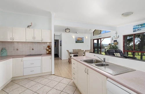 Crescent Head House | GREAT LOCATION WITH OCEAN VIEWS, SPA BATH & AIR CONDITIONING
