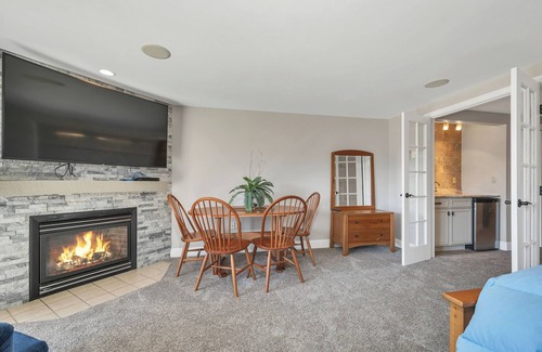 Bartlett Condo | Great locationfor SKI SEASON indoo door poolnInquire about ski season deals NOW