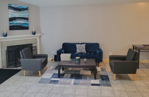 Pike Condo | Great luxury condo- close to highway, downtown, airport and more!
