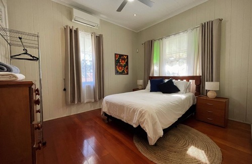 Manly House | Great Manly Qld’er with views, walk to water and wifi