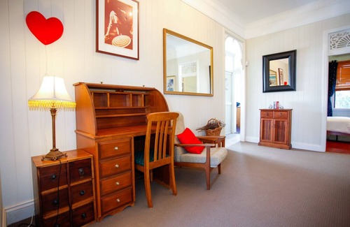 Manly House | Great Manly Qld’er with views, walk to water and wifi