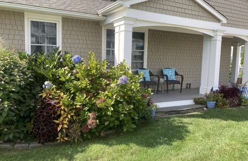 Bonnet Shores Cottage | Great Narragansett Location! Classic Beach Cottage. Short Walk to Kelly Beach.
