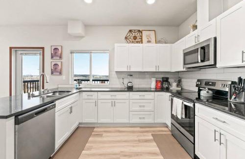 South Perry District Apartment | Great New 2 Bed 2 Bath Near Perry District and DT