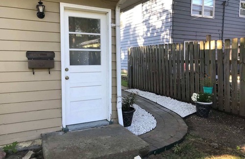 Lawrence Apartment | Great one-bedroom basement apt., near KU and restaurants!