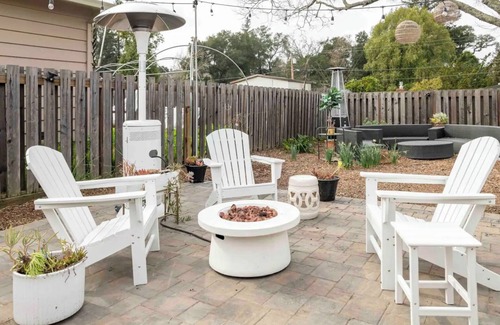 Healdsburg House | Great outdoor space, fire pit & gourmet kitchen minutes from downtown Healdsburg
