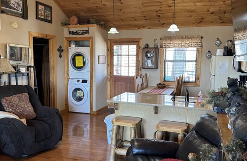 Notch Estates Cabin | Great Outdoors Cabin - Screened Porch. 10 Min to Branson-10 Min to SDC