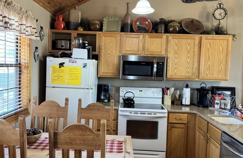 Notch Estates Cabin | Great Outdoors Cabin - Screened Porch. 10 Min to Branson-10 Min to SDC
