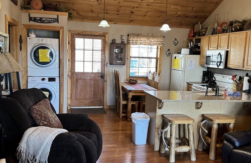 Notch Estates Cabin | Great Outdoors Cabin - Screened Porch. 10 Min to Branson-10 Min to SDC