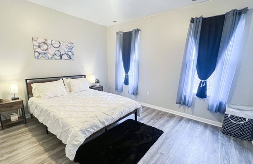 Ross Township Apartment | Great PITT Location - 2BR w/Fast Wifi + Free Parking!