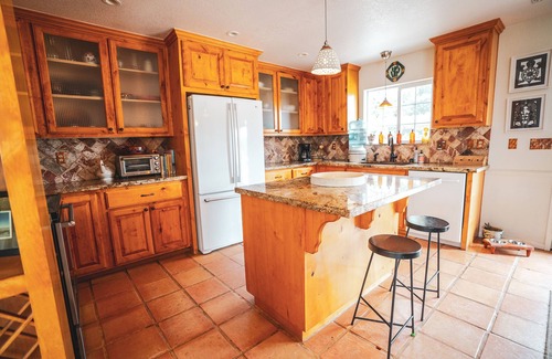 Yucca Valley House | Great place to relax after a day exploring Joshua Tree Park. Large kitchen.